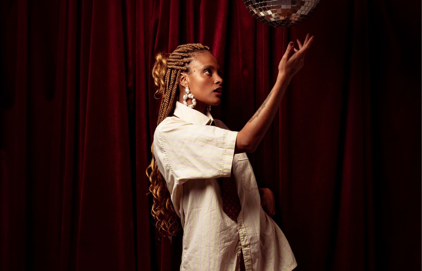 Deborah Crespo lança EP audiovisual “Experiência Vertical” e inaugura selo próprio